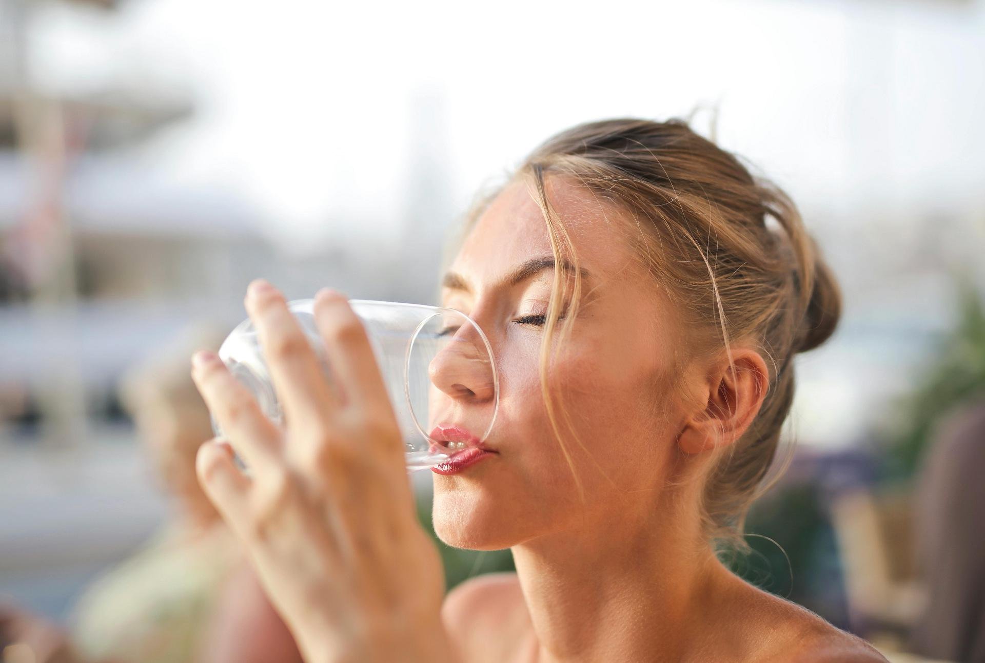 Genesis-Wasserfilter_girl-drinks-water-glass